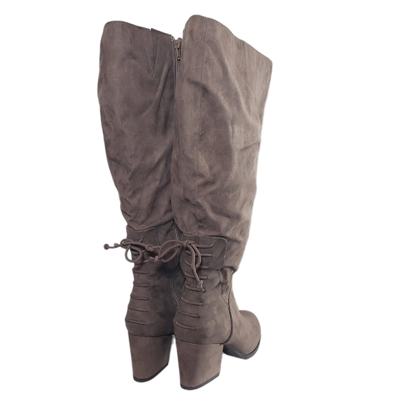 Journee Collection Taupe Faux Suede Pull-on Slouch Block Heel Boots Sz 9 - Picture 4 of 11